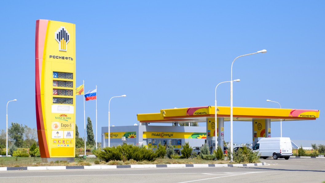 Kremlin Orders Media to Mask Fuel Crisis With Queue-Free Gas Station Images