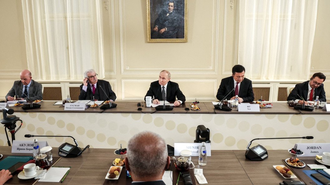 After Two Years of War, Russia’s Economic Growth Stalls as Reserves Deplete