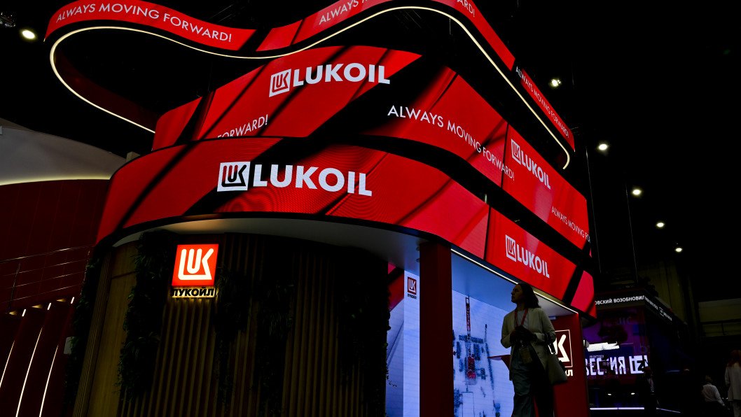 Hungary Seeks to Circumvent US Sanctions on Russian Oil Giants Lukoil and Rosneft