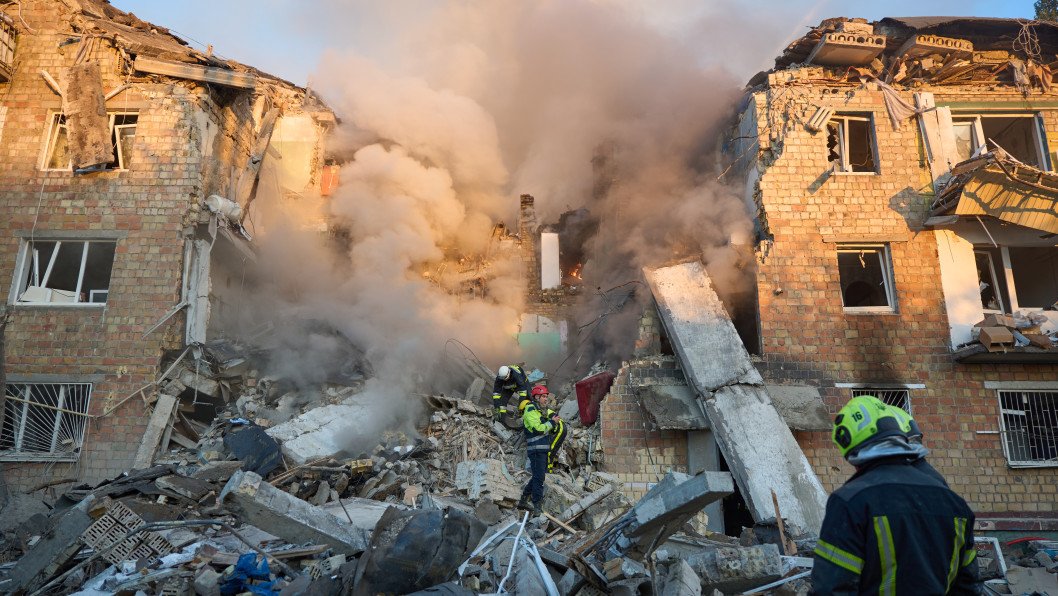 Kyiv Apartment Block Collapses After Overnight Missile Barrage; 18 Killed, Dozens Injured