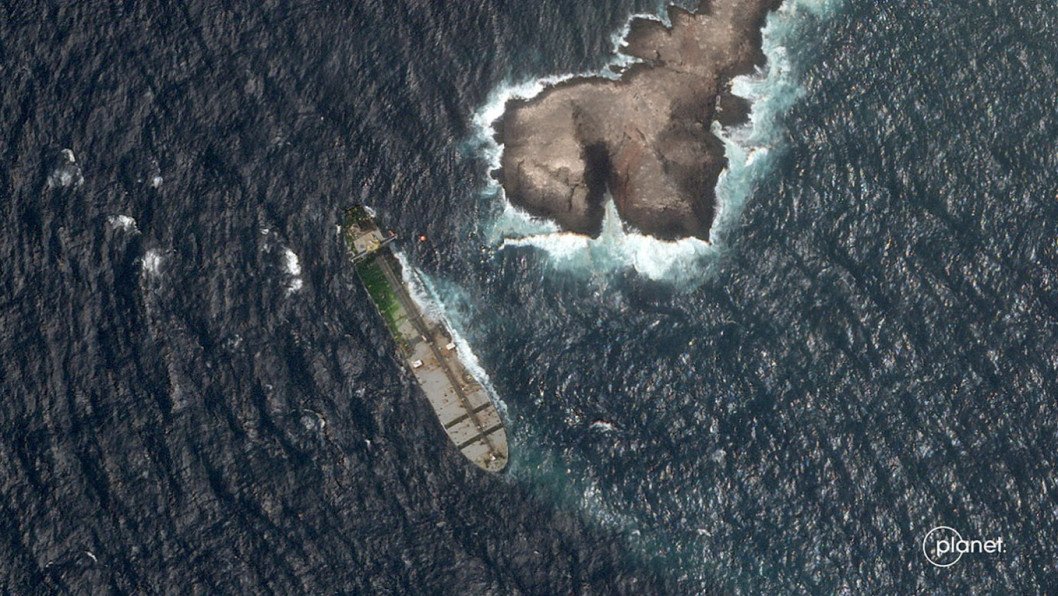 Massive Oil Spill Spreads Off Oman After Explosion on Sanctioned Russian Tanker