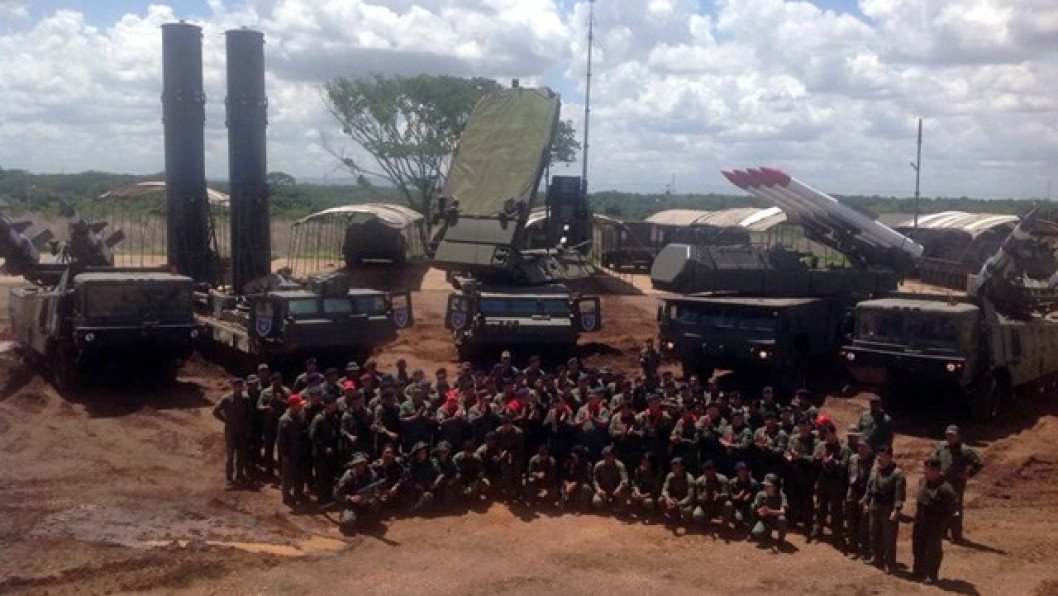 Las defensas aéreas rusas en Venezuela colapsan mientras las fuerzas estadounidenses asaltan Caracas