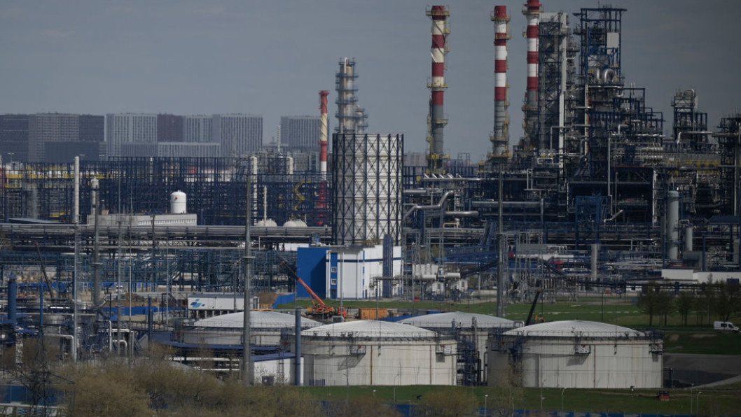 Moscow Refinery Processing 11.6 Million Tons of Oil Shuts Down After Ukrainian Drone Attack