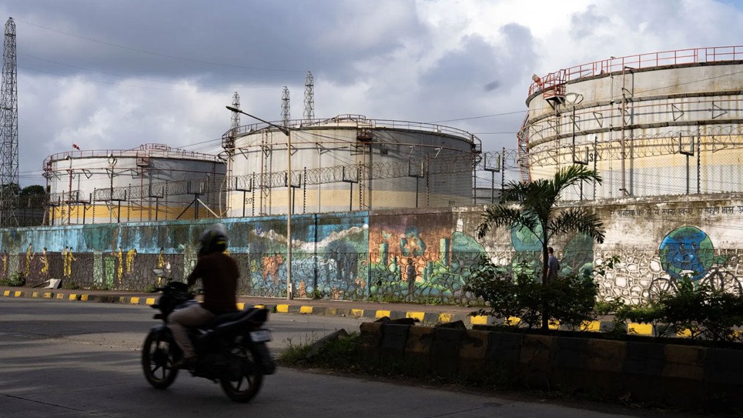 Russian Oil Hits Record 50% of India’s Imports as Moscow Buys Gasoline Back