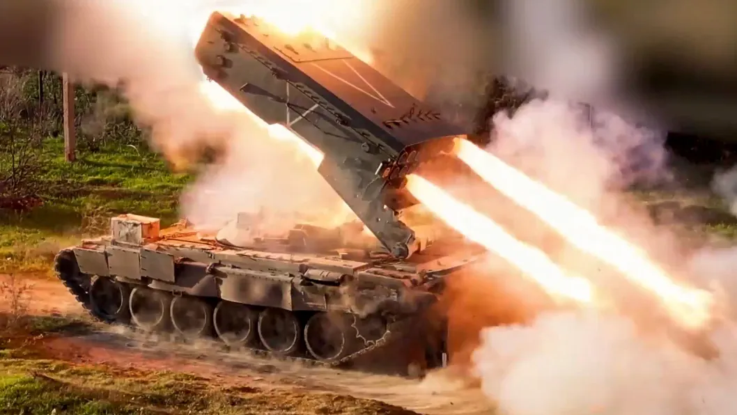 Ucrania destruye un raro tanque lanzallamas ruso TOS-1A «Solntsepyok» en un ataque con drones, vídeo