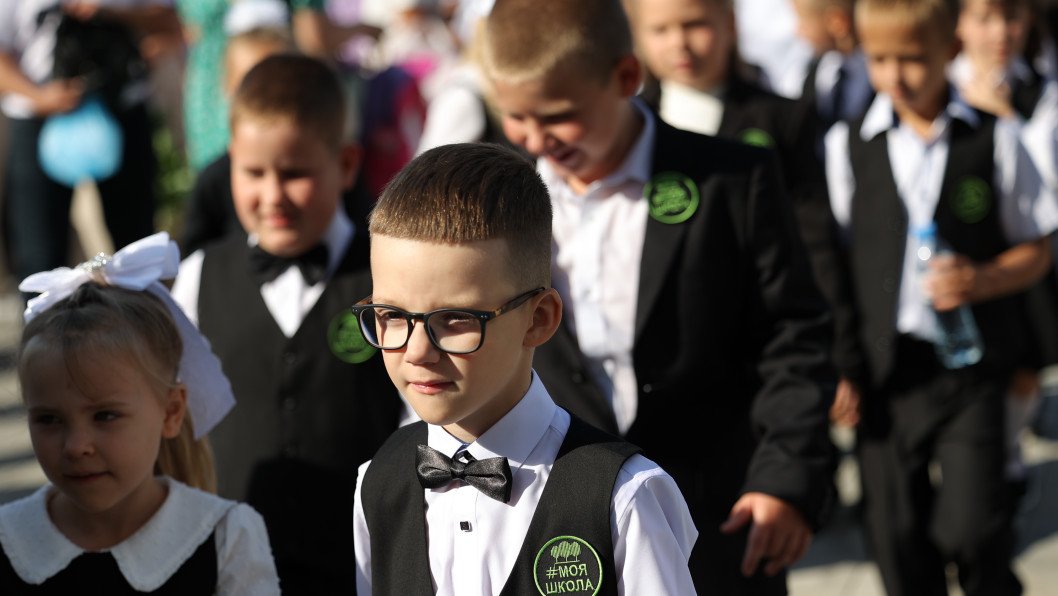 Russian Schools Stage Mock Weddings for Children to Promote State Values