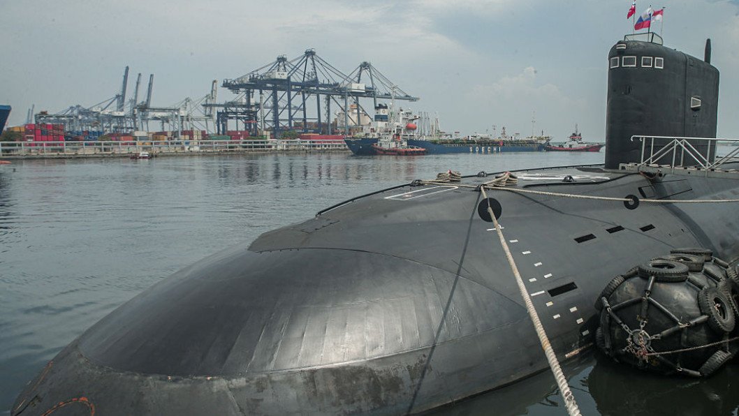 UK and Norway Thwart Russian Submarines Mapping Critical Underwater Cables