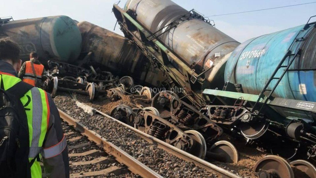 Según informes, Ucrania destruye líneas ferroviarias rusas y trenes de combustible que abastecen al frente