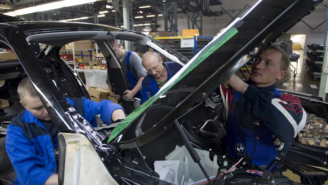 Russia Starts Assembling Unlicensed BMW SUVs From Pre-War Leftovers