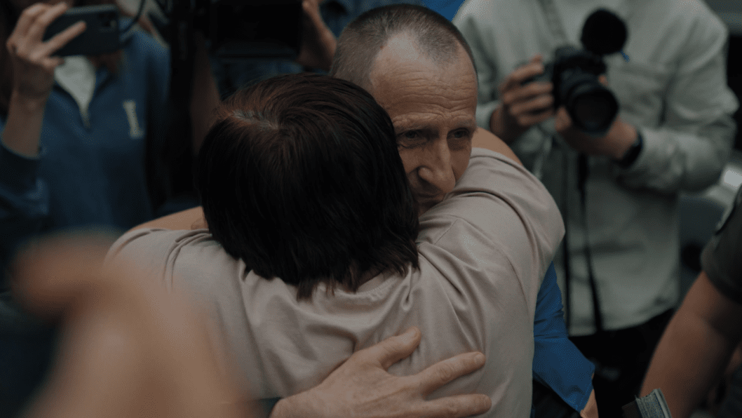 Back From Hell: The Emotional Return of Ukrainian Soldiers From Russian Captivity