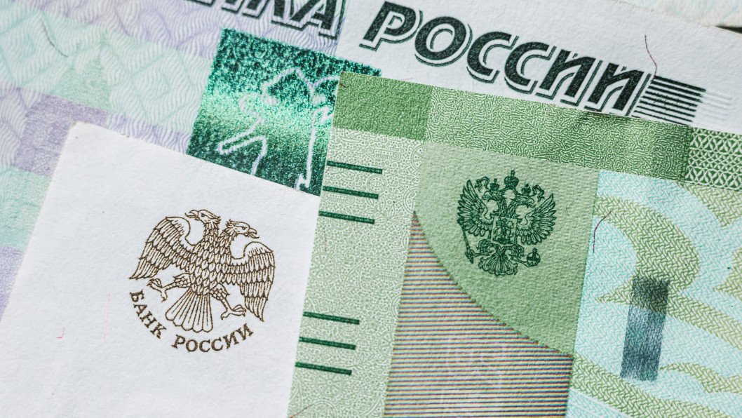 Russians Pull Billions From Bank Deposits in First Major Cash Outflow Since 2022