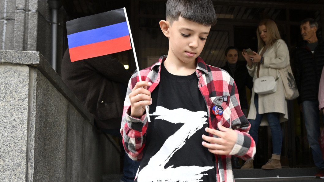 Niños ucranianos obligados a construir drones en campamentos militares rusos, según un informe de Yale