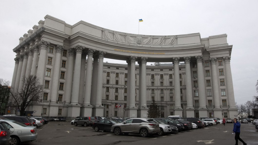 Ukraine Accuses Hungary of Torture After Illegal Detention of Seven Ukrainian Bank Employees