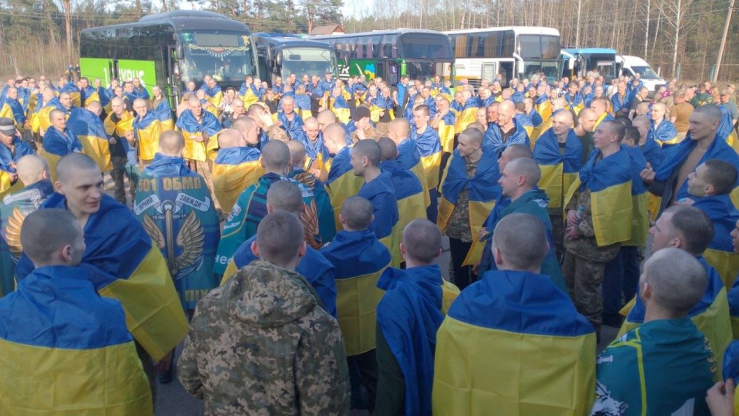 Ukraine Brings Back 277 Soldiers in New POW Exchange With Russia