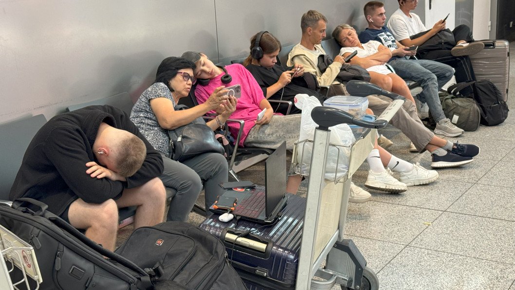 Moscow Airports Go Dark for Second Straight Night After Zelenskyy Warns Airlines to Stay Away From Russia