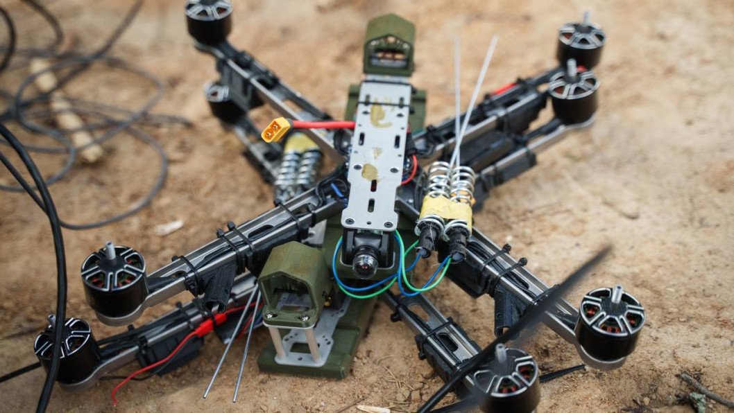 Ucrania presenta drones FPV de nueva generación capaces de atacar a 25 km pese a interferencias electrónicas