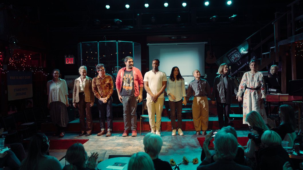 «Cuando llega la guerra, ¿qué metes en la maleta?» En un escenario neoyorquino, los ucranianos dicen su verdad y nos hacen escuchar
