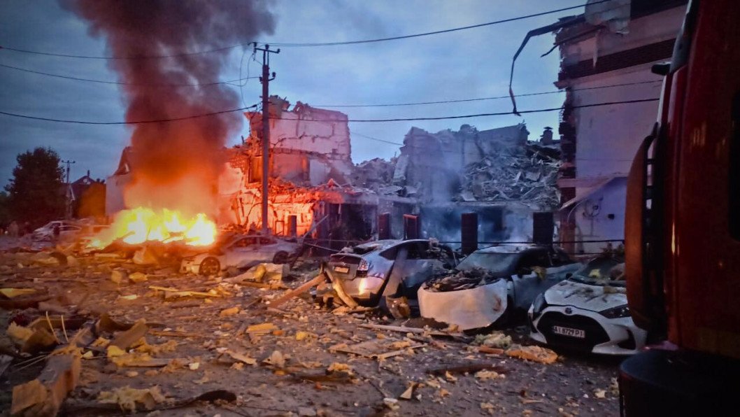 Un ataque masivo ruso golpea Kyiv y Zaporizhzhia, mata a un niño y deja decenas de heridos