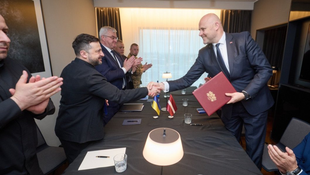 Ukraine and Latvia Deepen Defense Partnership with Landmark Drone Deal in Tallinn