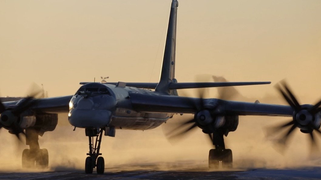 Ucrania ataca un bombardero estratégico Tu-95MS en la base aérea rusa de Engels