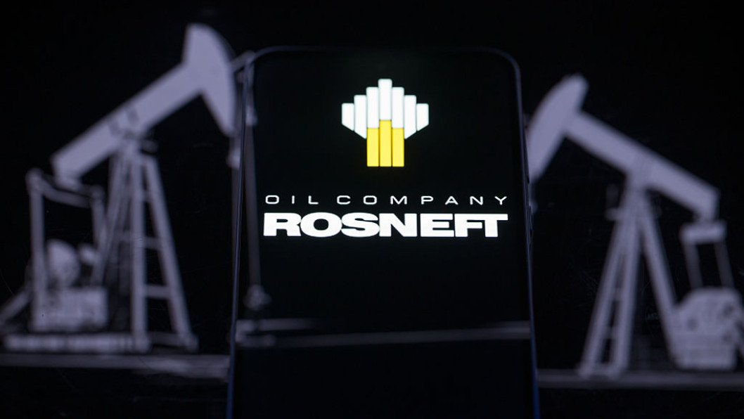 Russia’s Top Oil Producer Net Income Plunges 73% After US Sanctions, Logistics Crisis