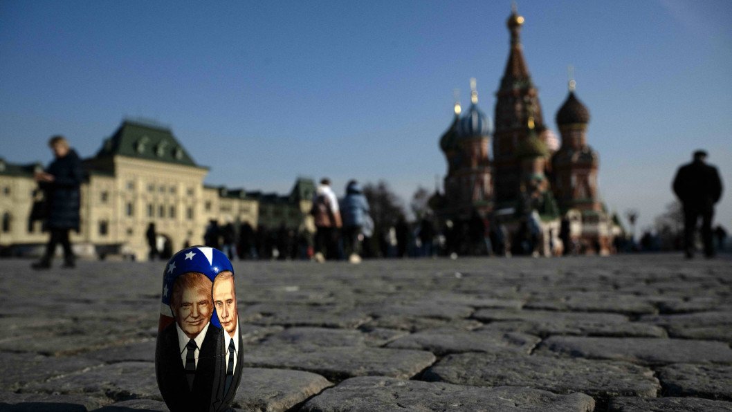 La revista insignia del Ministerio de Asuntos Exteriores de Rusia compara a Trump con Hitler y dice que Occidente debe ser “obligado” a la paz por el éxito ruso