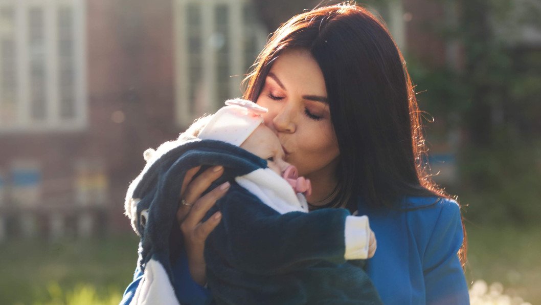Embarazada al borde de la guerra: la historia de una mujer que huyó 13.000 kilómetros para salvar a su bebé