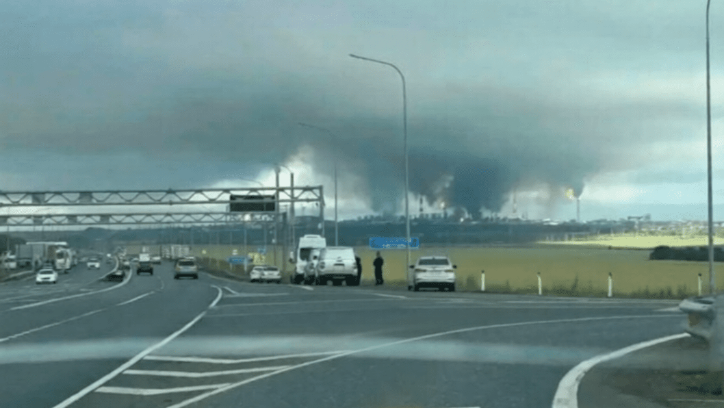 Ataque masivo con drones contra la mayor planta de Gazprom en Oremburgo provoca un grave incendio e interrupciones aéreas