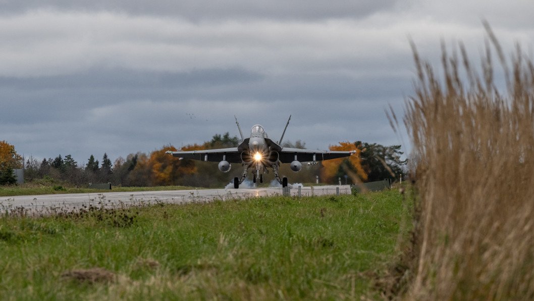 Canadian Hornets Touch Down on Estonian Highway, Demonstrating NATO Readiness Amid Russian Threat