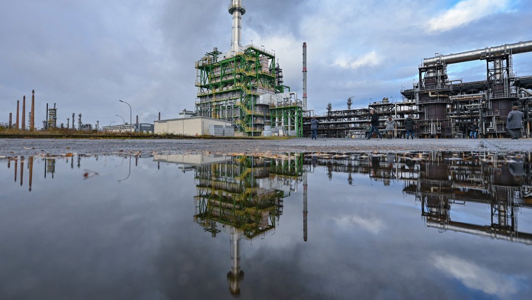 Russian Kirishi Oil Refinery Halts Largest Processing Unit After Drone Strike, Recovery to Take a Month