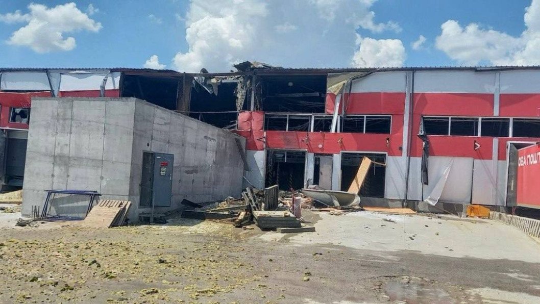 Dron ruso golpea una terminal de Nova Post en Zaporizhzhia y provoca un gran incendio