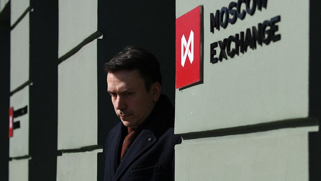 Russian Stocks Fall to Three-Year Low Amid Historic Selloff