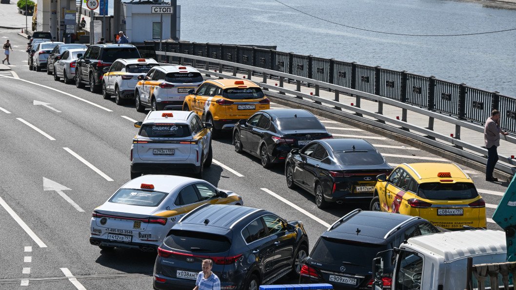 Russia’s Gas Shortage Strands a Driver in 39-Hour Queue Across Siberia