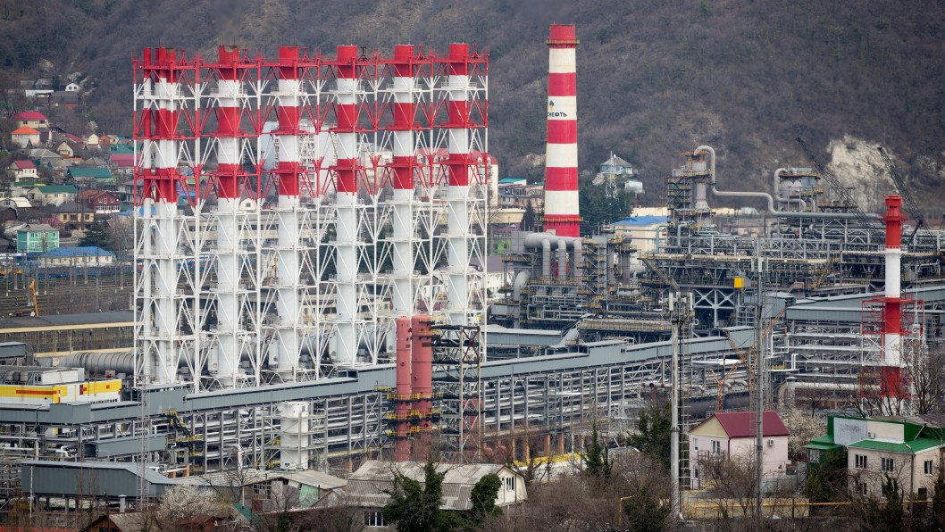 Strategic Blow to Russian Energy Sector After New Ukrainian Strike on Tuapse Refinery