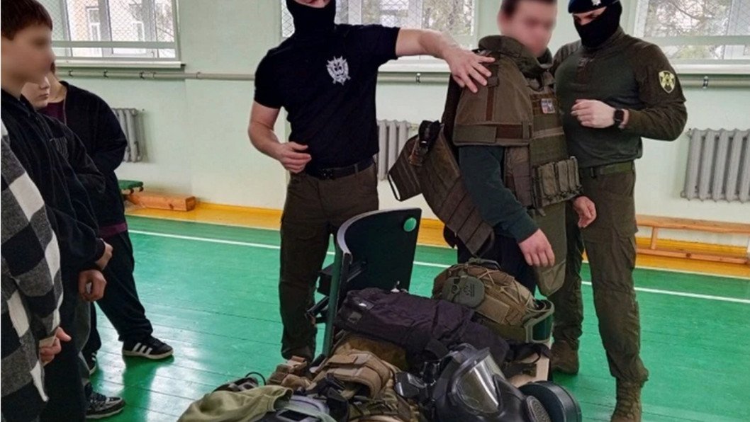 Rusia convierte a niños ucranianos secuestrados en “guardias” en un ritual de adoctrinamiento en Mariúpol ocupado