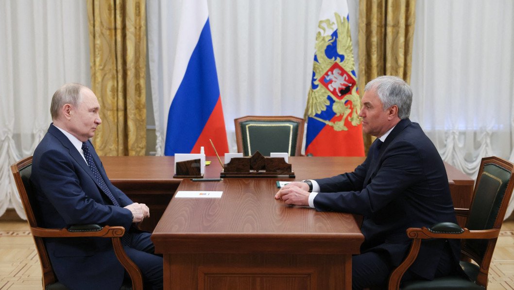 Rusia impulsa una ley para encarcelar a menores por sabotaje mientras se intensifica la represión contra la juventud