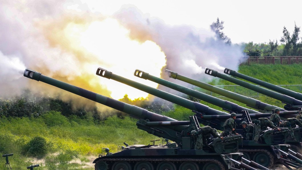 America’s Old Titans Return to Battle via Greece: Ukraine to Get Dozens of M110A2 Howitzers