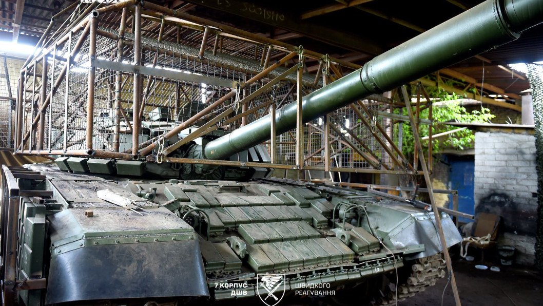 Russian Crew Abandons T-72 Tank Due to Lack of Fuel. Ukrainian Troops Turn It Against Moscow