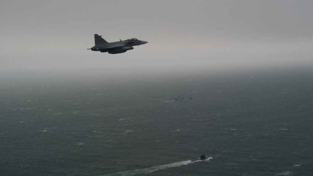 Swedish Gripen Jets Scramble to Track Russian Submarine in Key Baltic Passage