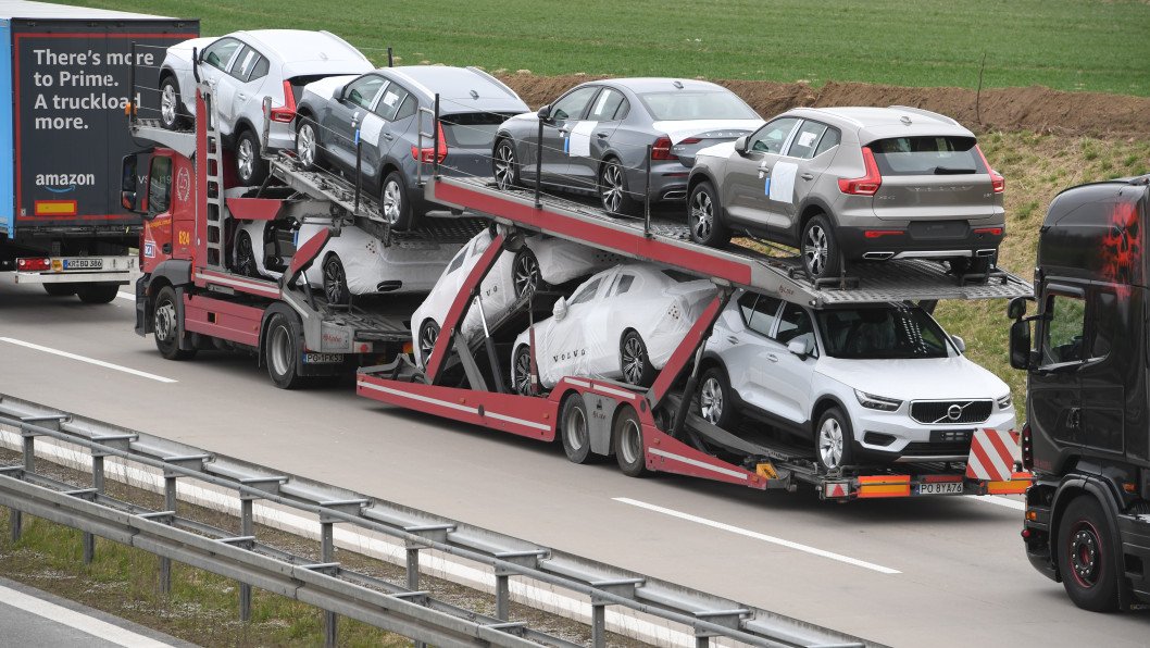 Poland Imposes Record Penalty on Firm Exporting Over 100 Luxury Cars to Russia