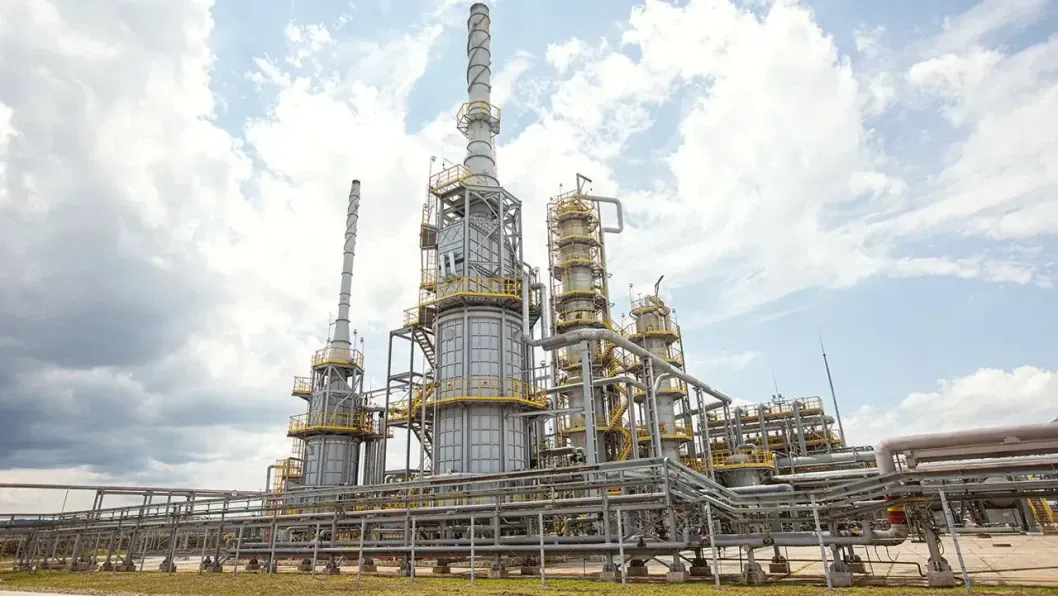 Drone Strike Sets Strategic Ilsky Refinery Ablaze in Southern Russia, Video