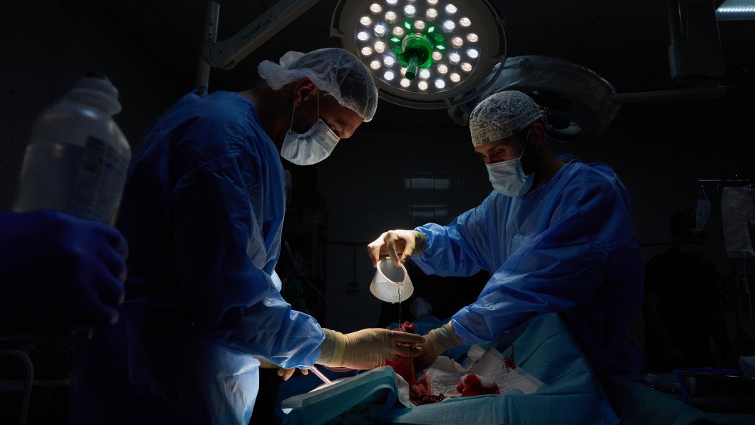 24 Hours With the Frontline Surgeons Saving Ukrainian Soldiers