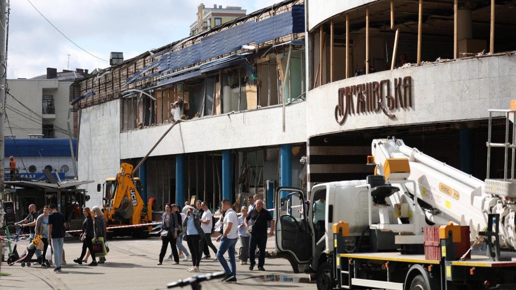 French Minister for Europe and Foreign Affairs visits Kyiv. His First Stop—Bombed Civilian Site