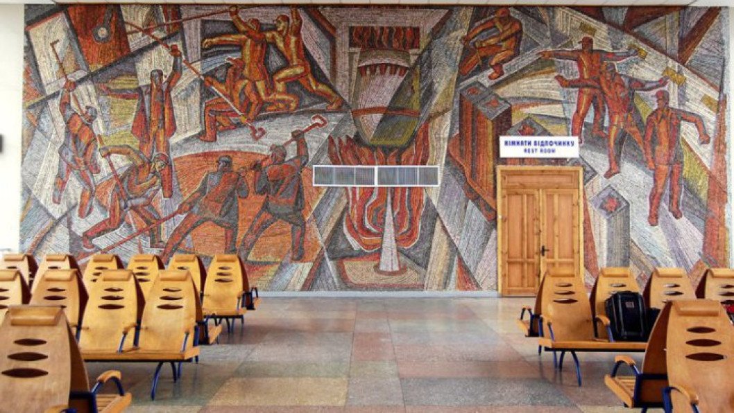 Russia Dismantles Iconic Ukrainian 'Metallurgists' Mosaic from Mariupol Railway Station