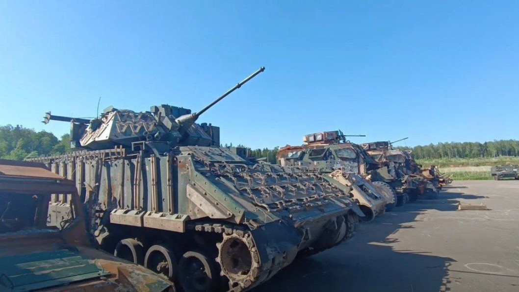 Russia Creates a Battlefield Frankenstein Fitting Captured M2 Bradley With Own 30mm Cannon
