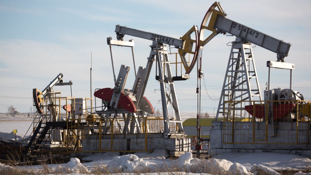 Western Sanctions and Ukrainian Drone Strikes Push Russian Oil Production to Lowest Since 2009