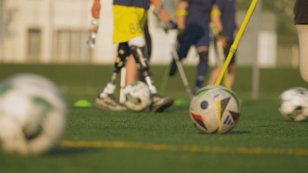 Los veteranos ucranianos están arrasando en el campo de fútbol a pesar de haber perdido extremidades en la guerra de Rusia