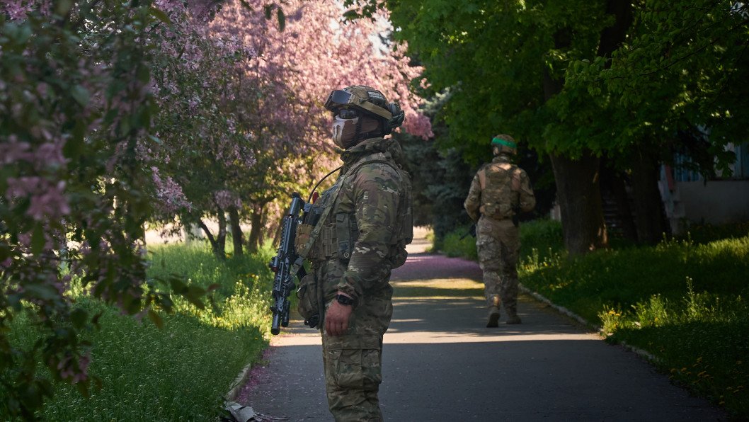 A Walk Through Ukraine’s Frontline City Among FPV Drones, FAB Bombs, and Civilians—In Photos