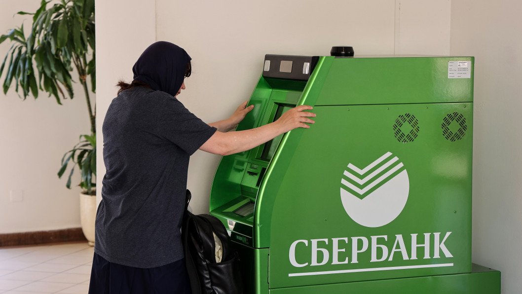 Russians Pull $9.4 Billion From Banks as Cash Withdrawal Reaches 2022 Panic Levels