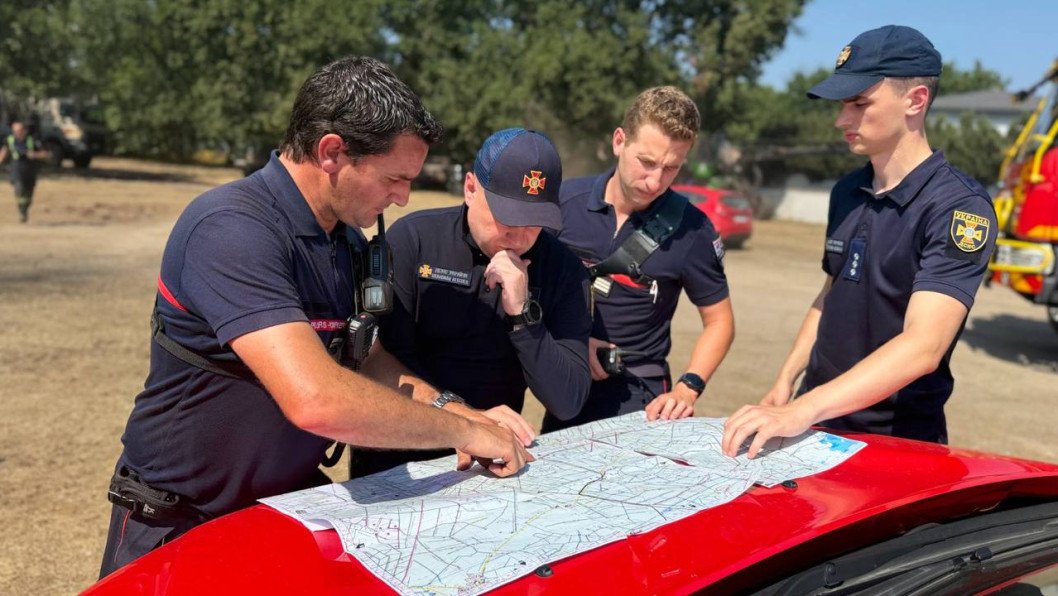 Ukrainian Firefighters Arrive in France to Combat 42,000-Hectare Wildfire